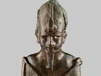 Aeg B 28  Aeg B 28, Gegend von Assuan, Spätzeit, Oberteil des Osiris, Bronze, H 9,8 cm, B 5,7 cm, T 3,4 cm : Bestandskatalog Ägypten, Museumsfoto: Claus Cordes